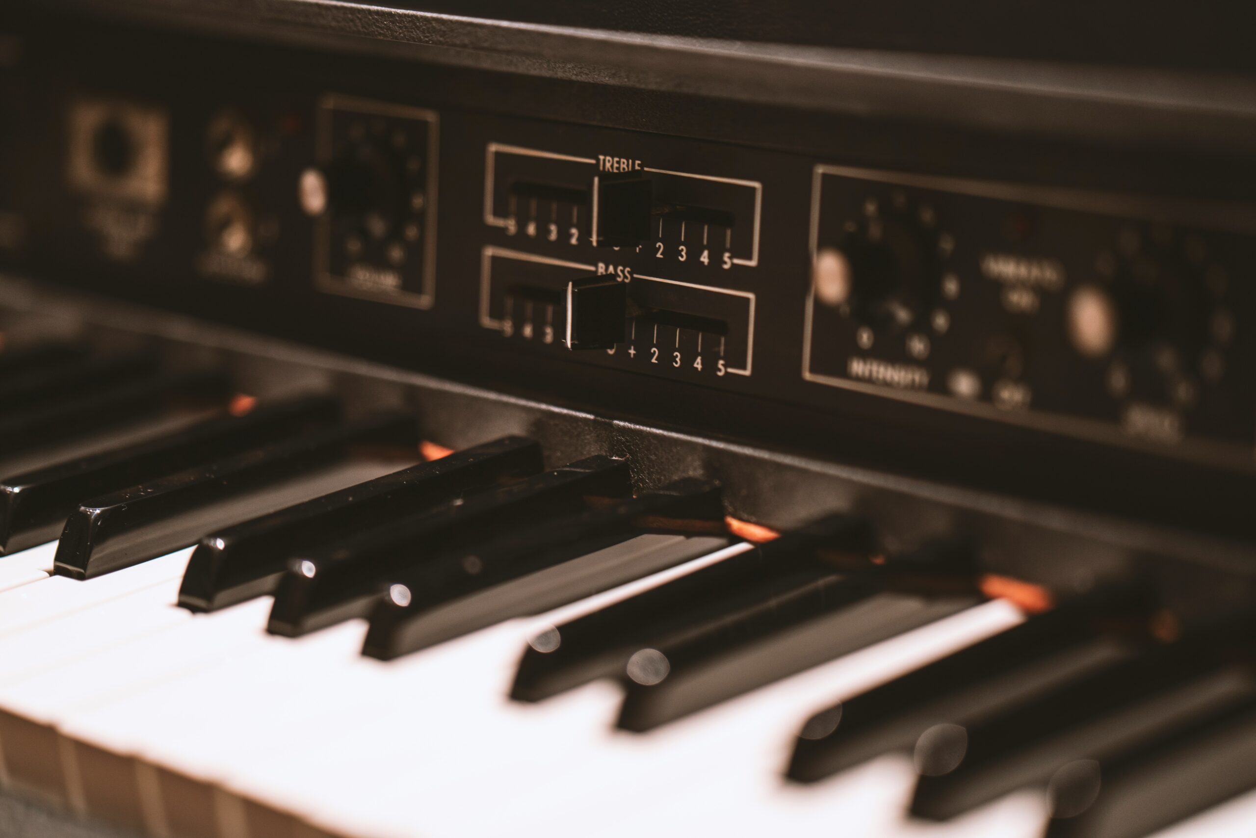 Nahaufnahme eines Synthesizers im Musikunterricht der Lala Music School Hamburg