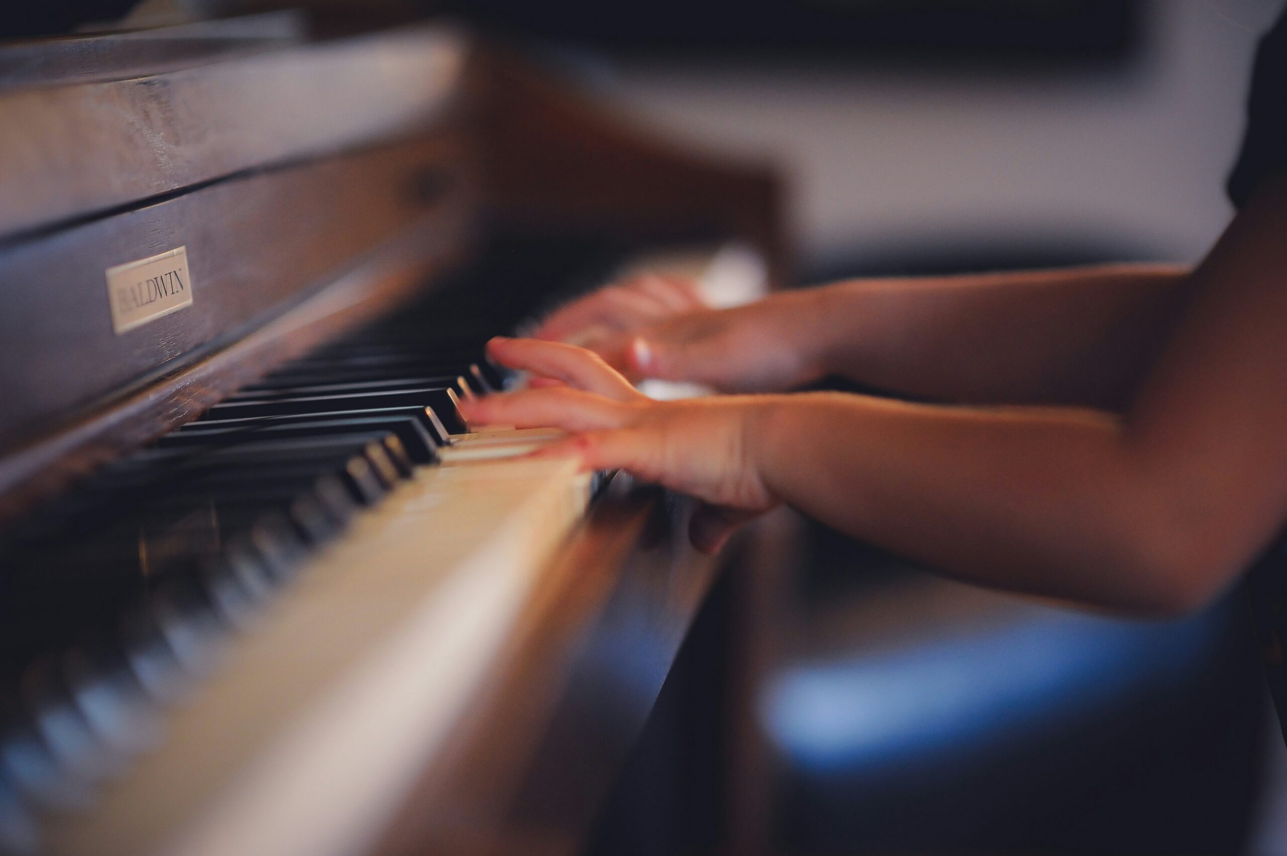 Kinderhände spielen Klavier im Musikunterricht der Lala Music School Hamburg