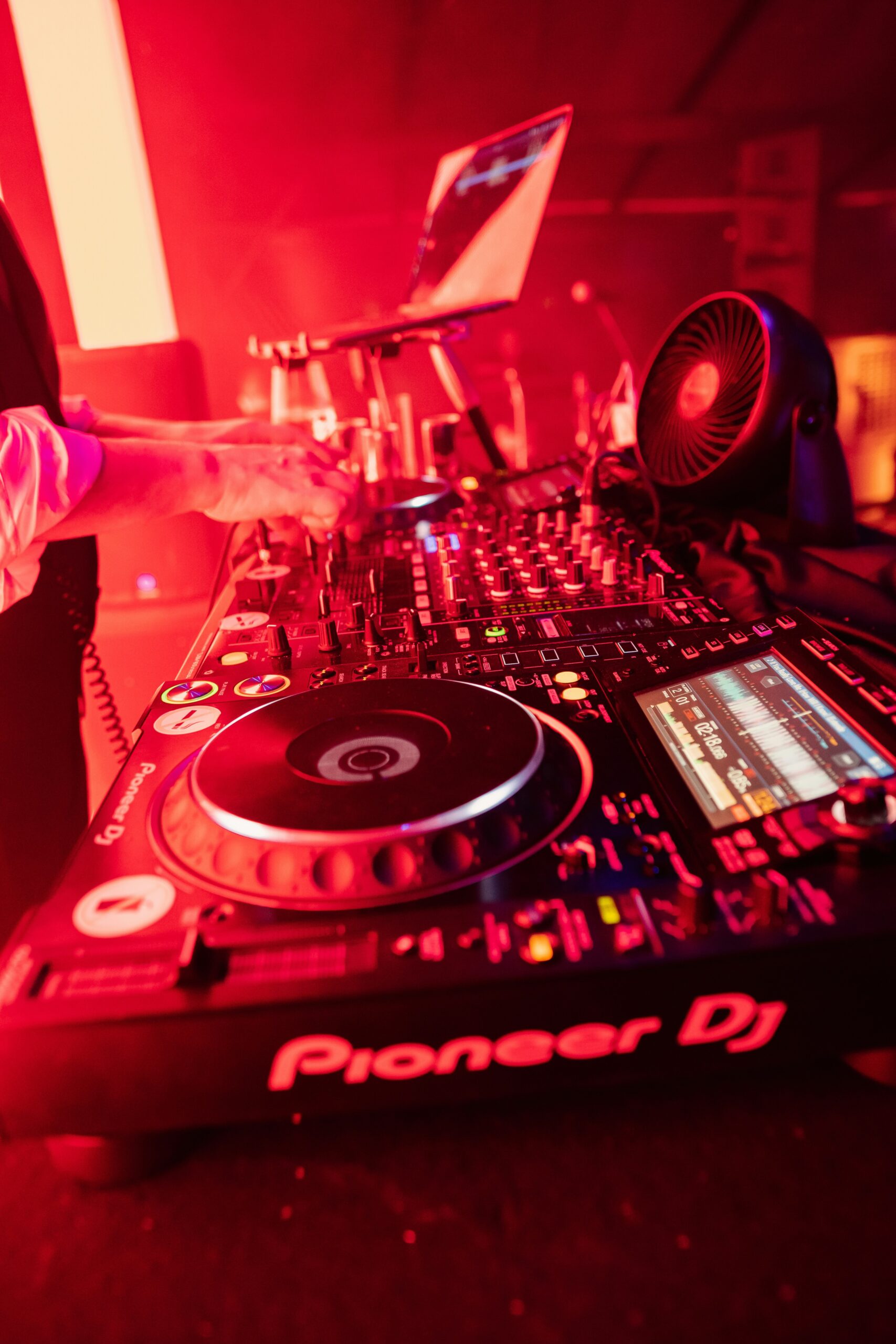 Nahaufnahme eines DJ-Pults im Unterricht der Lala Music School Hamburg