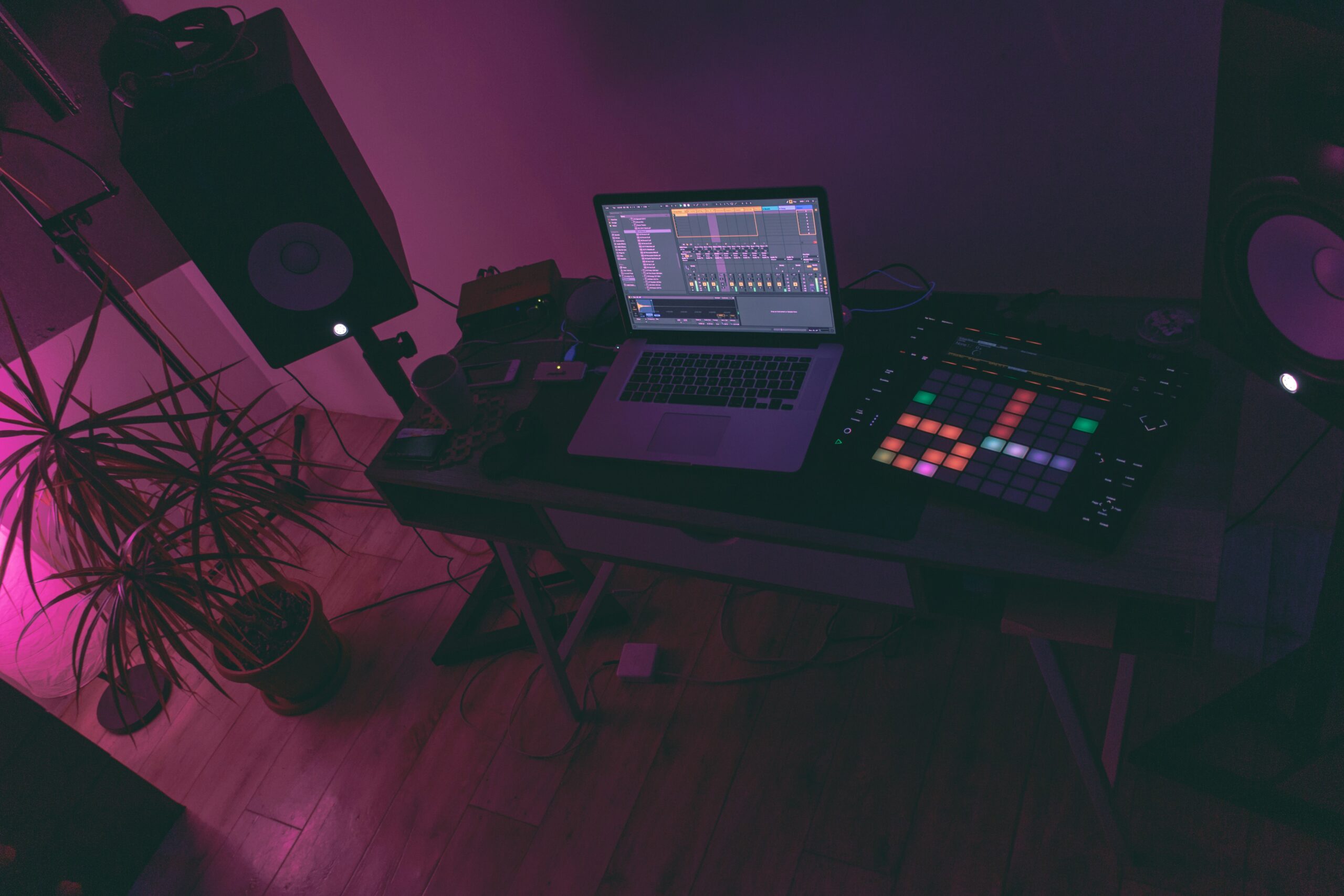 Laptop mit Audio-Equipment für Musikproduktion in der Lala Music School Hamburg