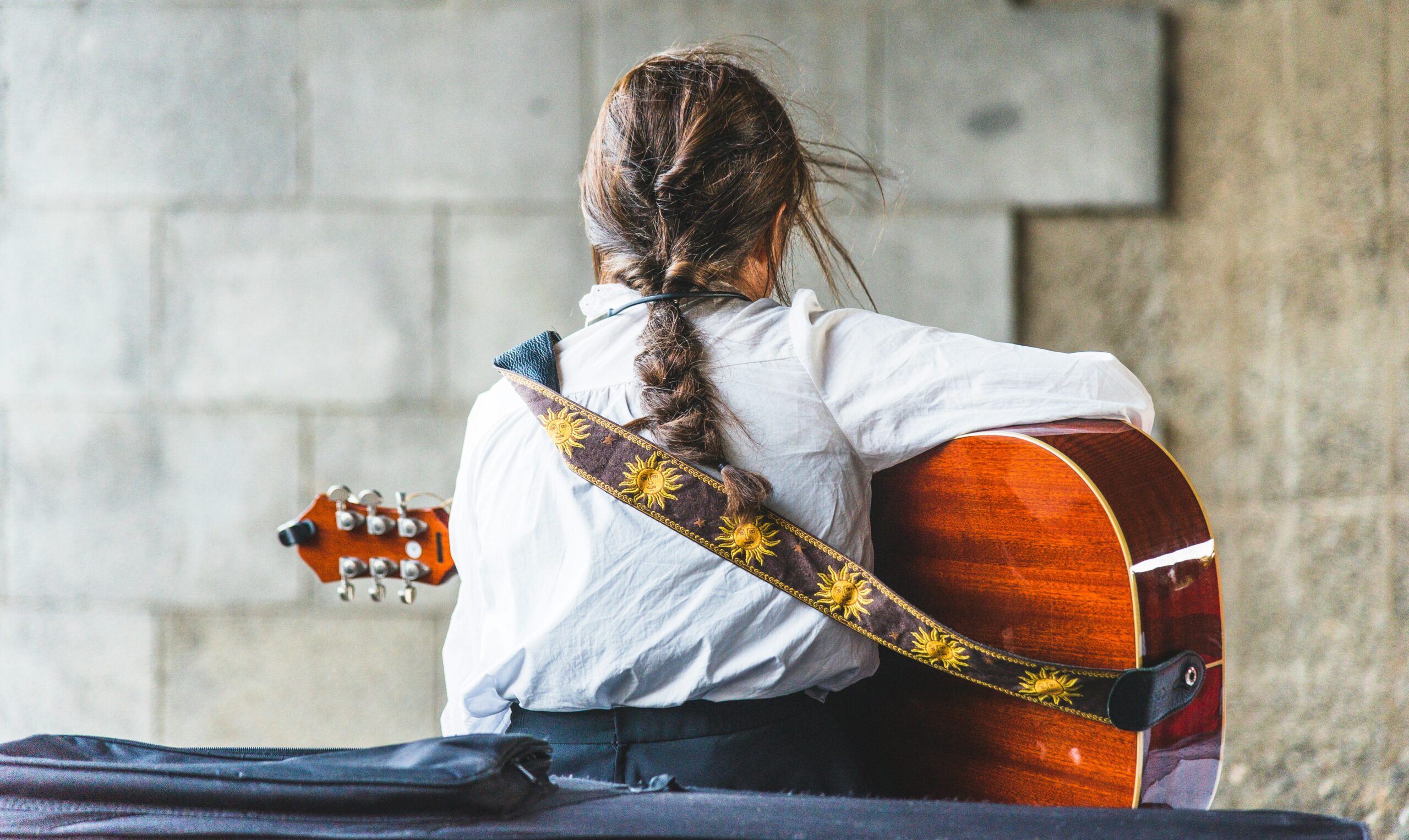 Mädchen mit Gitarre im Musikunterricht bei der Lala Music School Hamburg