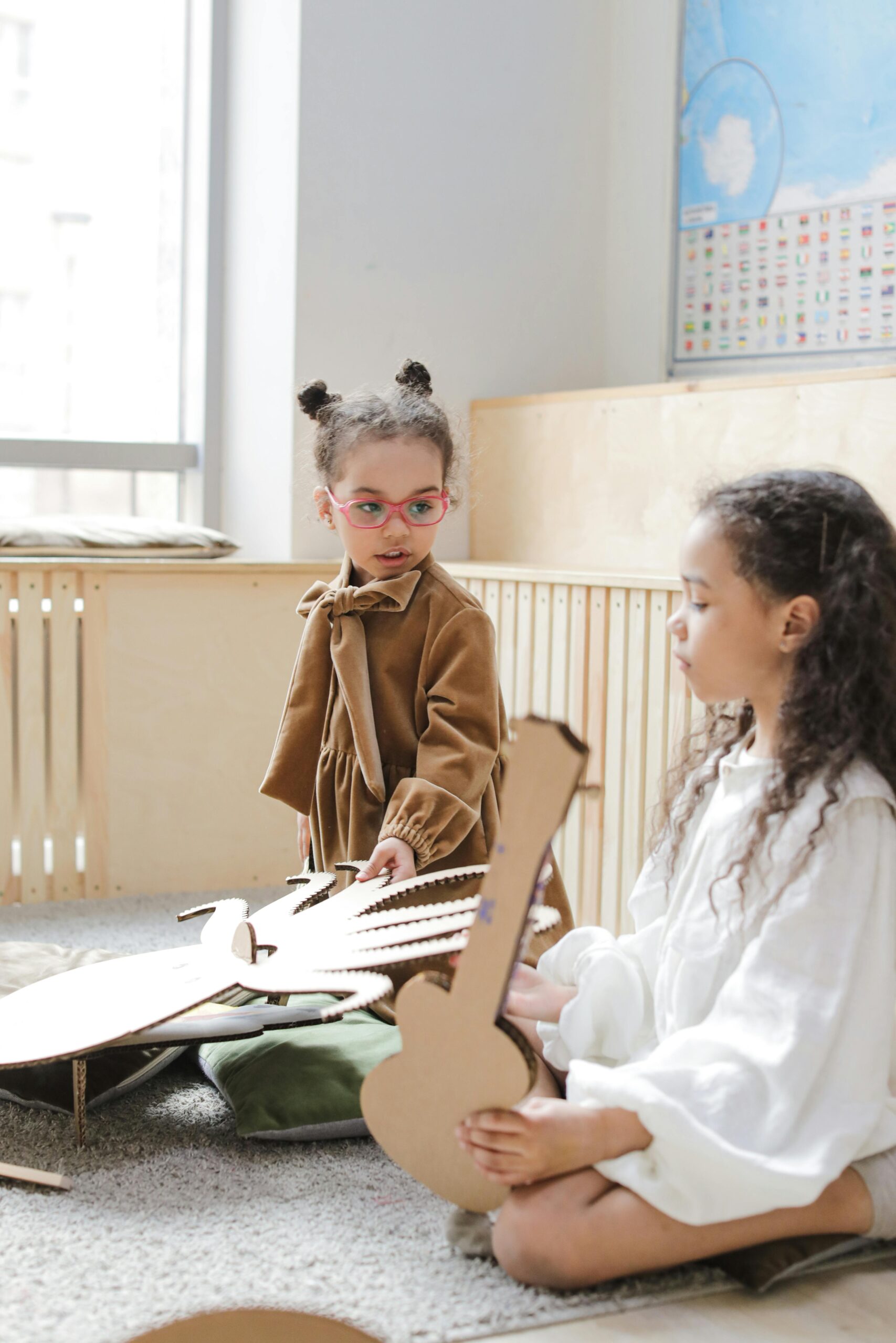Zwei Mädchen bei der Musikalischen Früherziehung in der Lala Music School Hamburg
