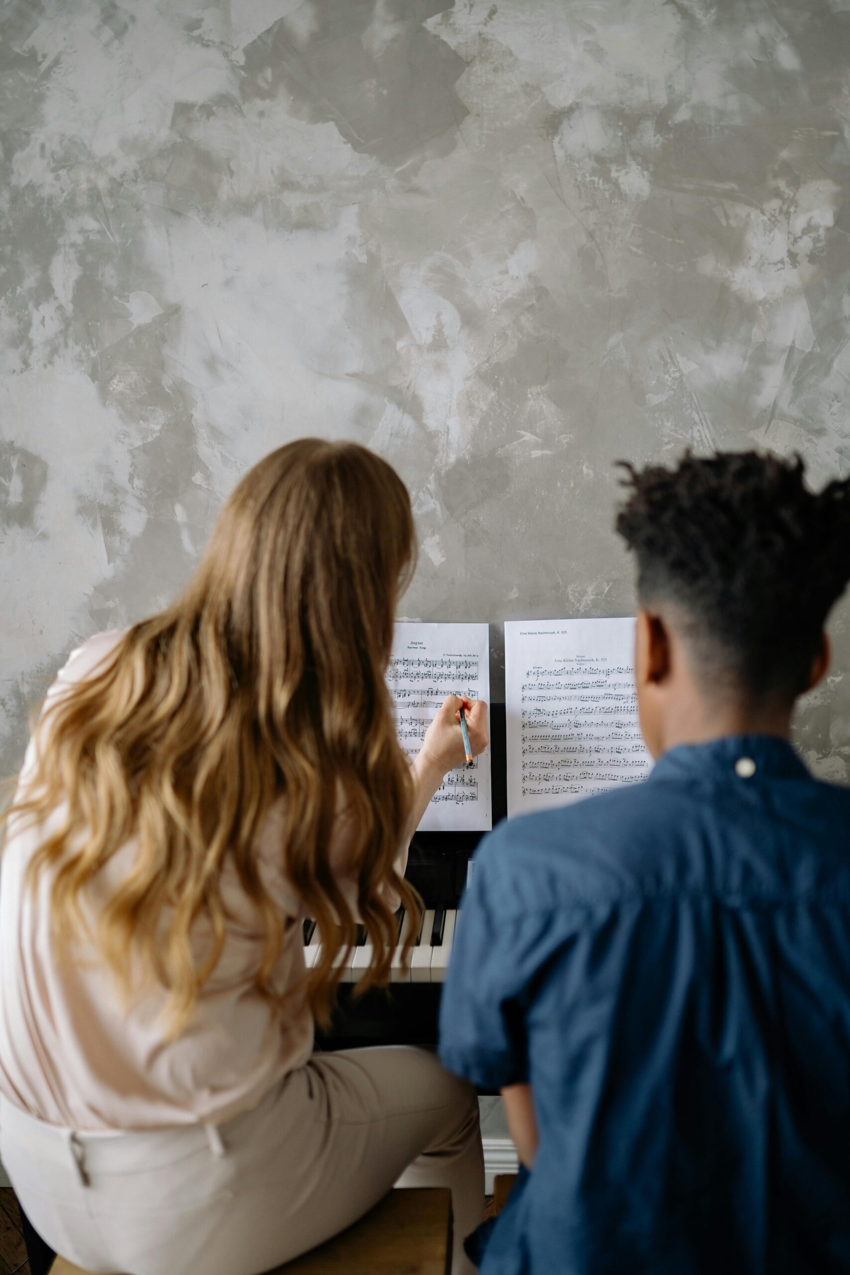 Lehrerin und Schüler im Musikunterricht der Lala Music School Hamburg