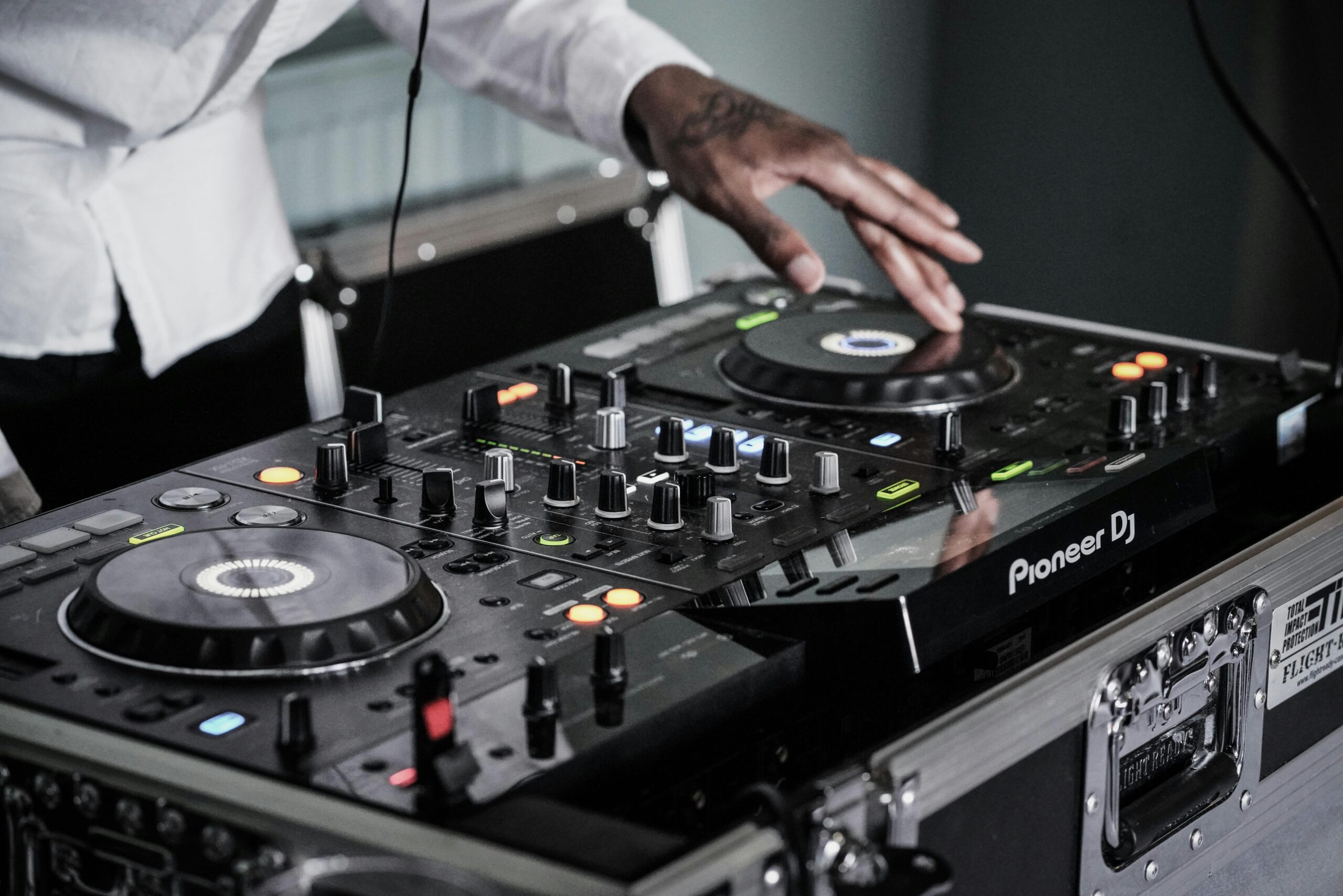 Nahaufnahme von Händen am DJ-Pult im Unterricht der Lala Music School Hamburg
